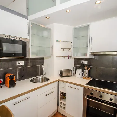 Bel 3 Etoiles Avec Balcon Au Coeur De - Fr-1-343-165 *