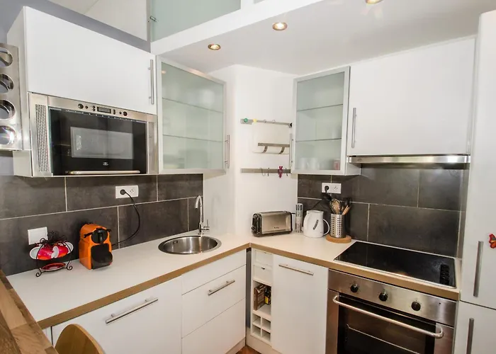 Bel 3 Etoiles Avec Balcon Au Coeur De - Fr-1-343-165 *